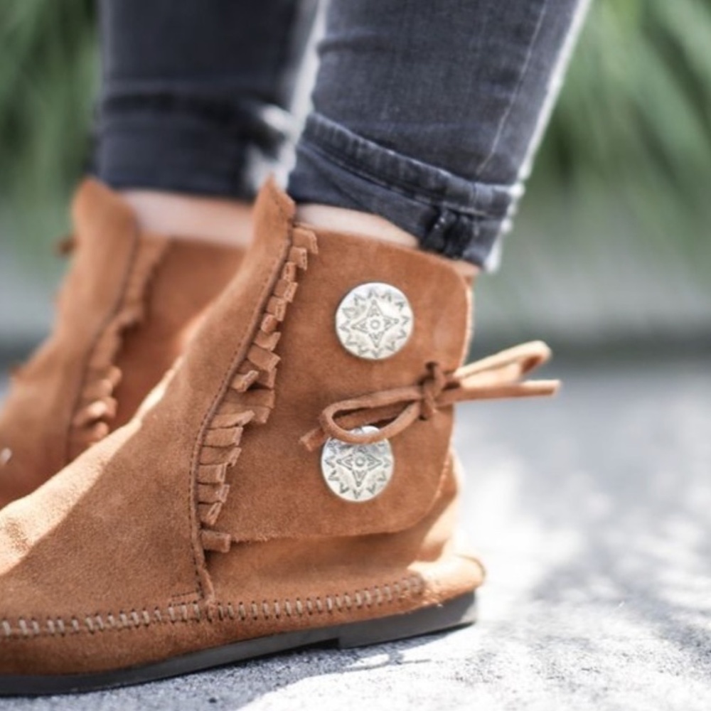 Minnetonka Boho Suede Leather Two Button Concho Fringe Boot 7.5